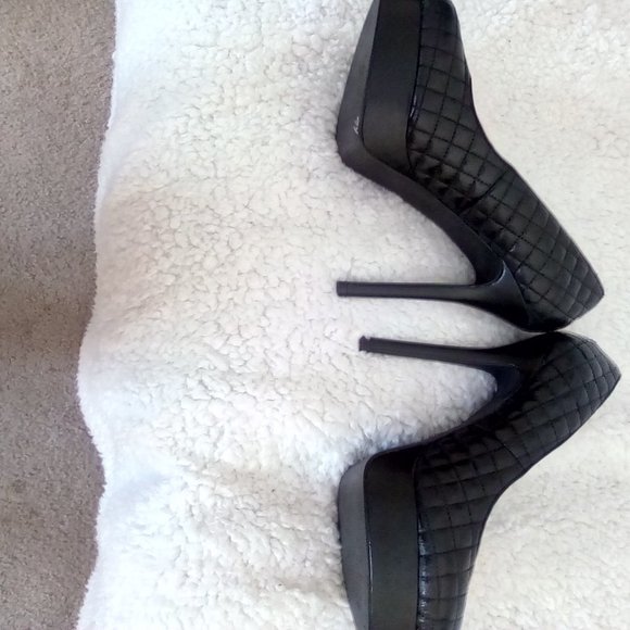 Steve Madden Black Quilt Design High Heels - Picture 3 of 6